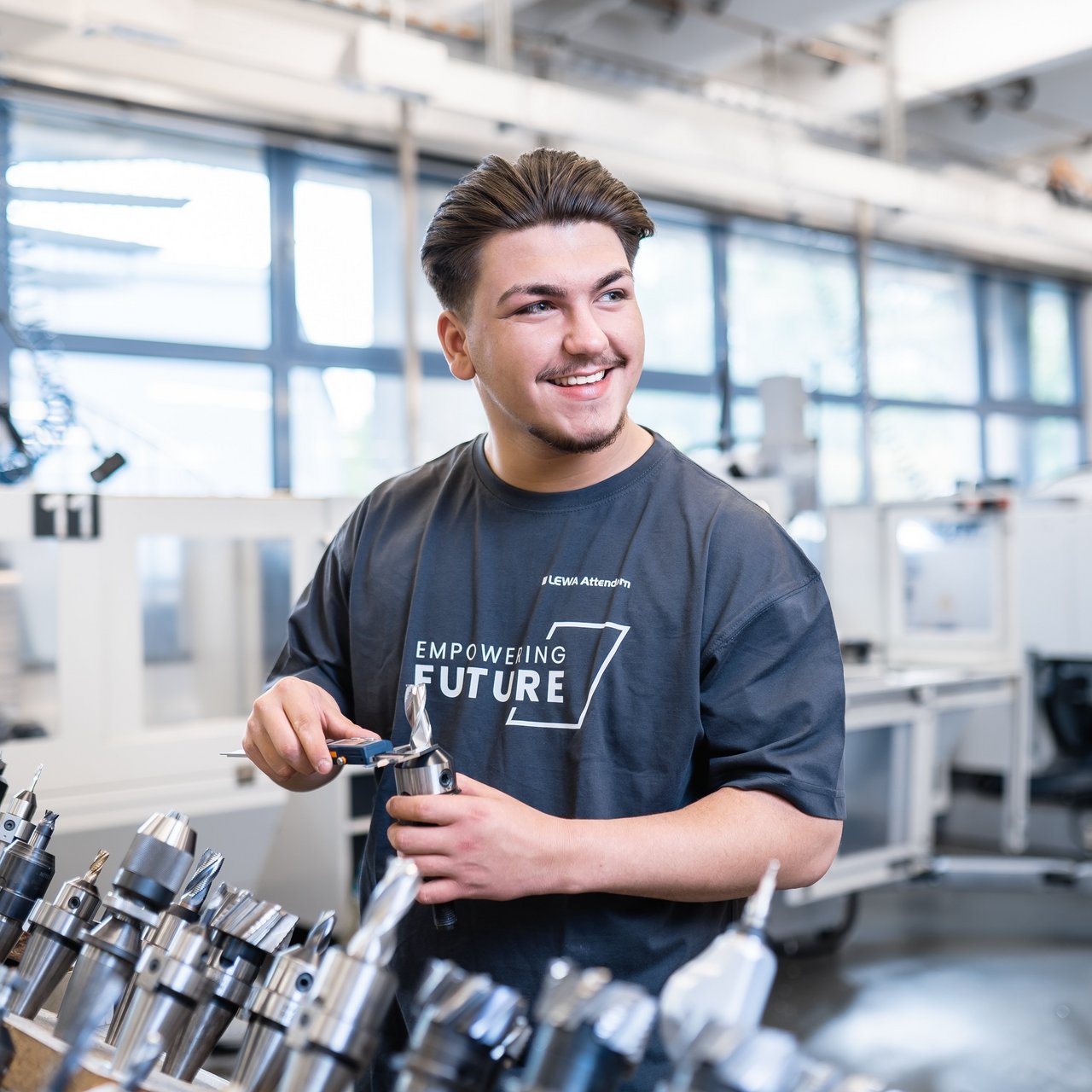 Auszubildender misst Bohrer aus bei LEWA Attendorn, präzise Qualitätskontrolle in der Ausbildung